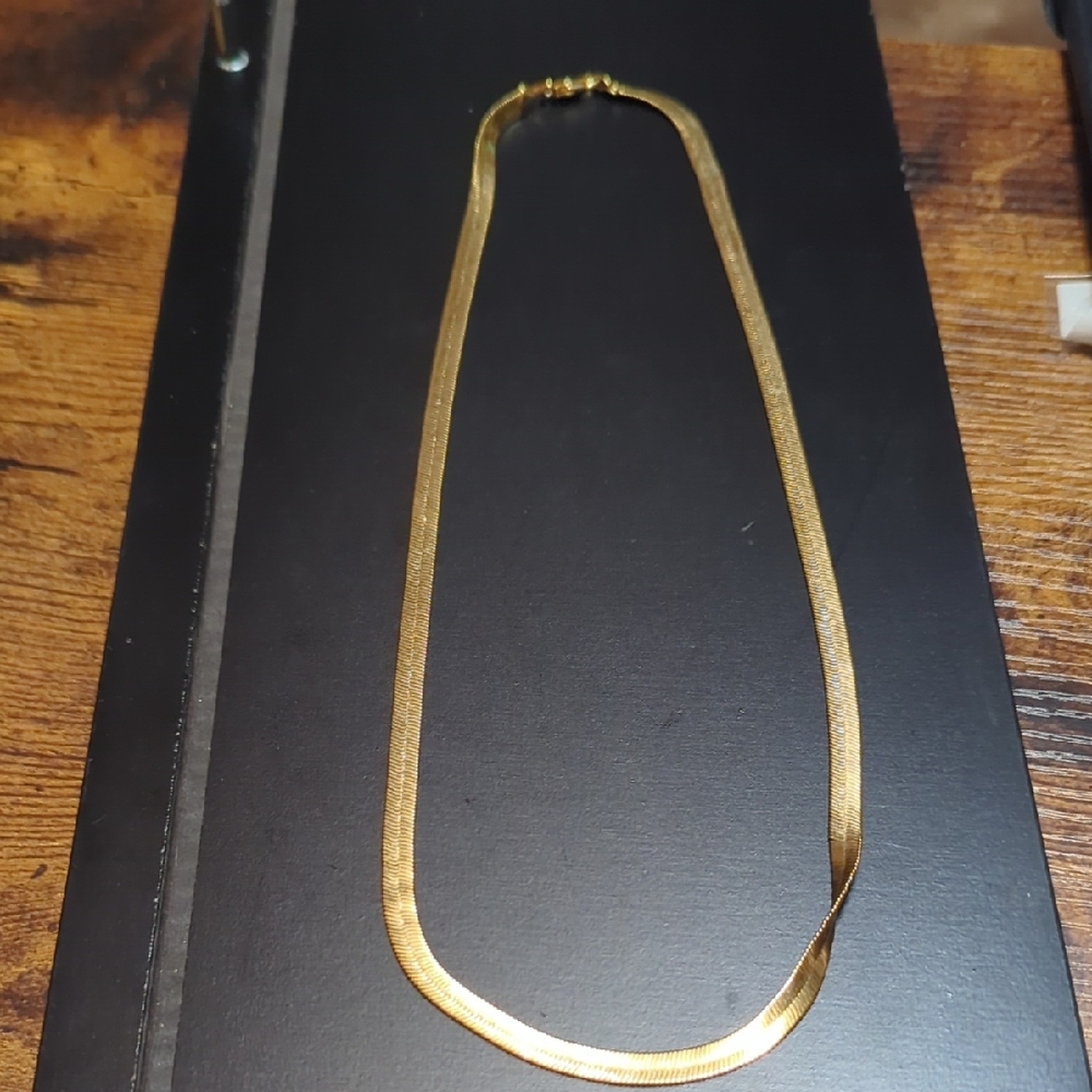 Sleek Gold Necklace for Women